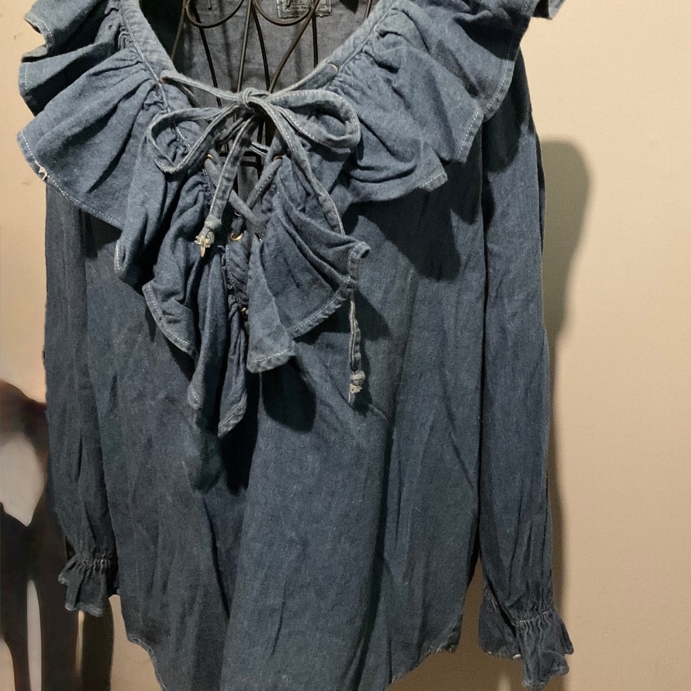 EVER BLUE  FROM TRIPLE 5 . VINTAGE BLUE JEAN BLOUSE SIZE MED.  RARE.